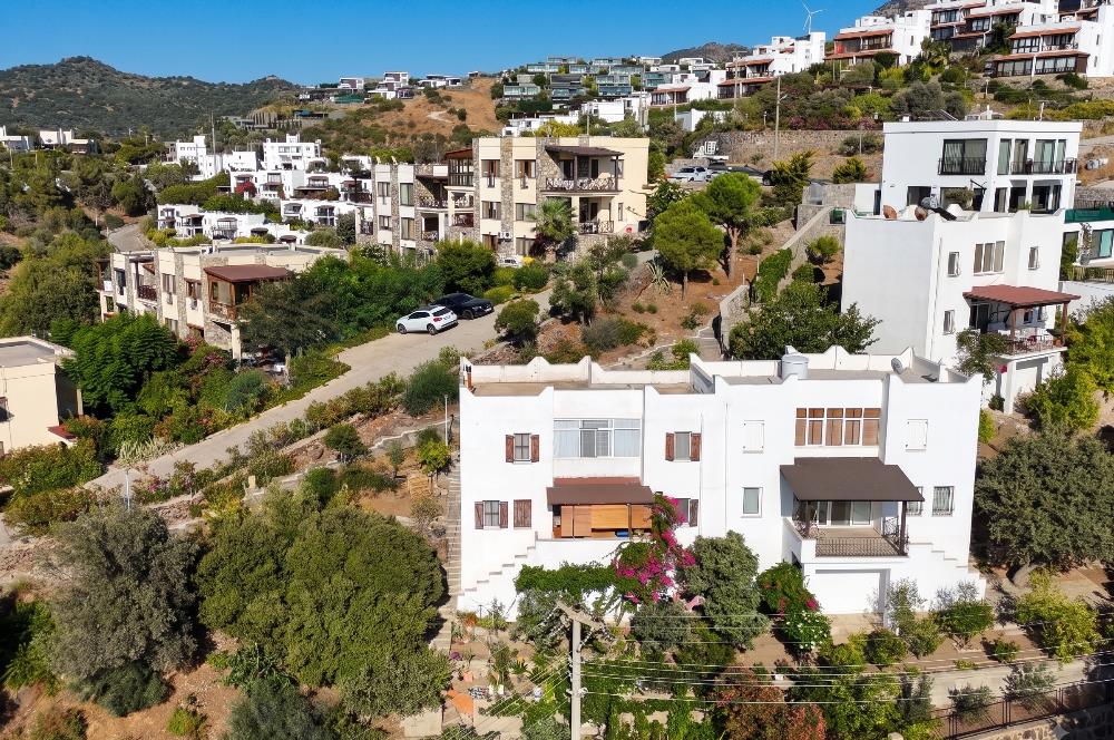 Gümüşkaya Sitesinde Deniz Manzaralı Tadilat İhtiyacı Olan 3+1 Villa