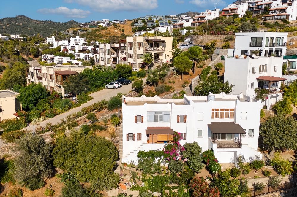 Gümüşkaya Sitesinde Deniz Manzaralı Tadilat İhtiyacı Olan 3+1 Villa