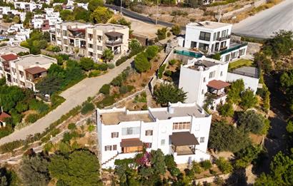 Gümüşkaya Sitesinde Deniz Manzaralı Tadilat İhtiyacı Olan 3+1 Villa