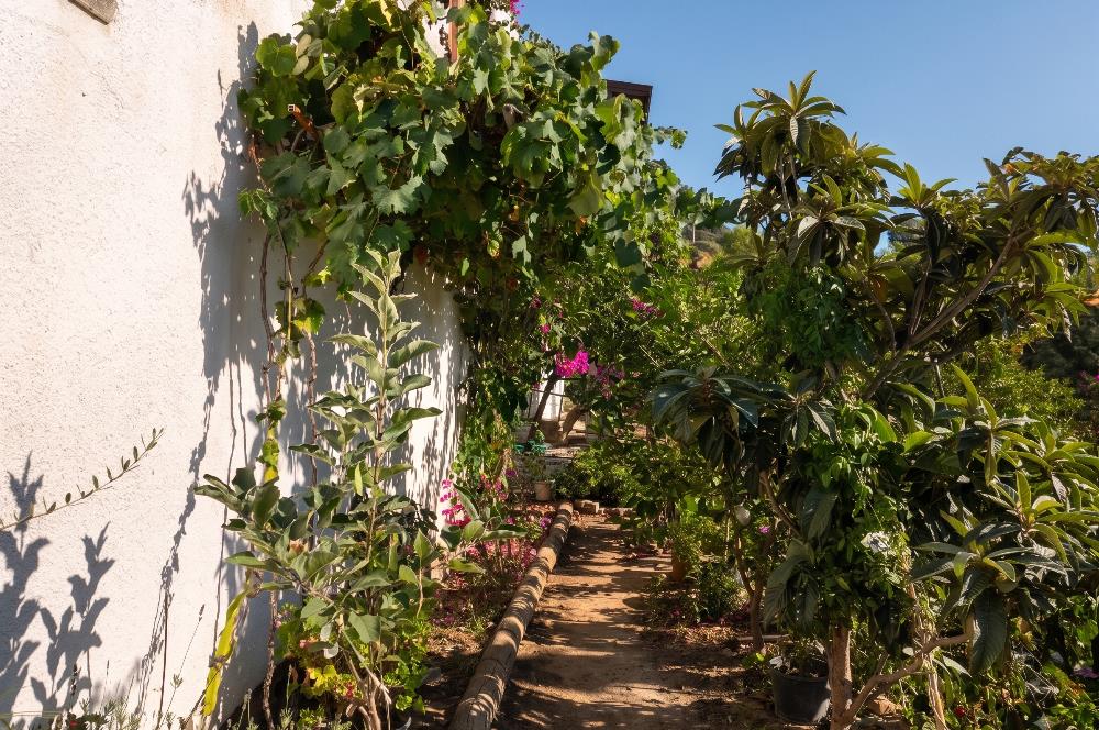 Gümüşkaya Sitesinde Deniz Manzaralı Tadilat İhtiyacı Olan 3+1 Villa