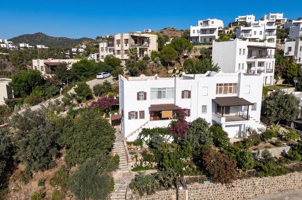 Gümüşkaya Sitesinde Deniz Manzaralı Tadilat İhtiyacı Olan 3+1 Villa