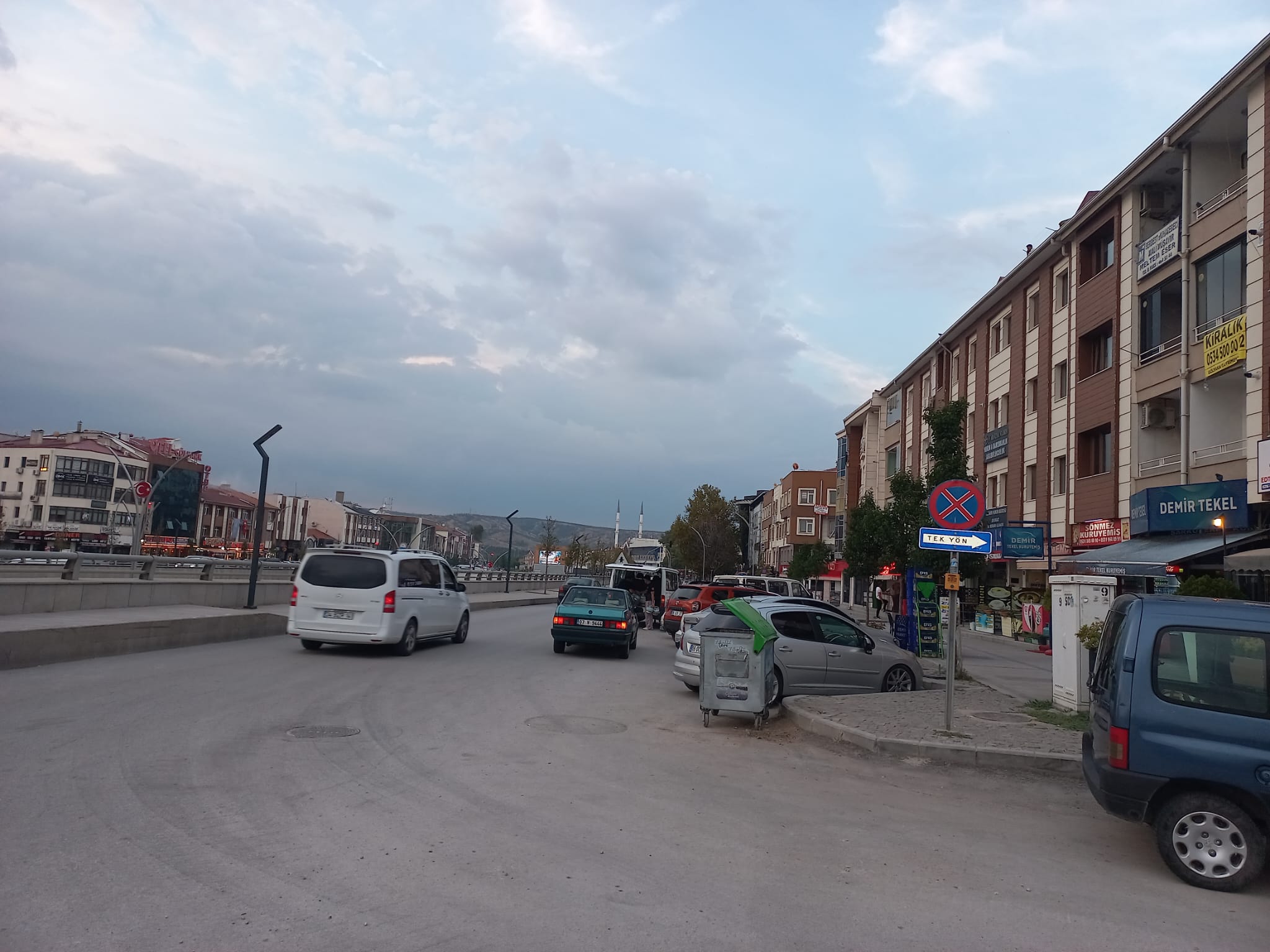 KONYA CADDESİ ÜZERİNDE ÖNÜ AÇIK KİRALIK OFİS