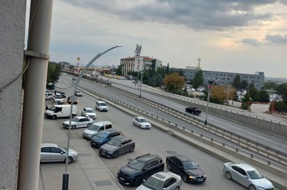 KONYA CADDESİ ÜZERİNDE ÖNÜ AÇIK KİRALIK OFİS
