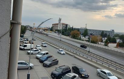 KONYA CADDESİ ÜZERİNDE ÖNÜ AÇIK KİRALIK OFİS