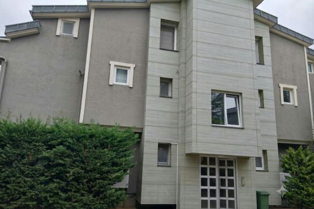 Zekeriyaköy'de oksijeni bol, doğa ile iç içe geniş bahçe dubleks