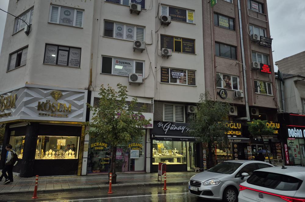 C21 Cius; Gemlik Batum İş Merkezi'nde Meydana Cepheli Kiralık Ofis