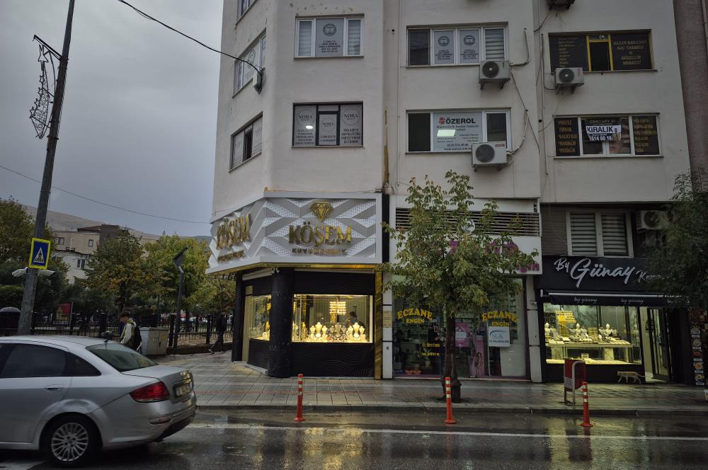 C21 Cius; Gemlik Batum İş Merkezi'nde Meydana Cepheli Kiralık Ofis