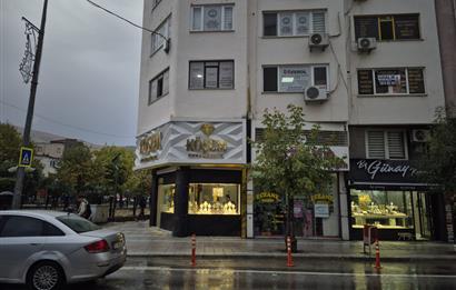 C21 Cius; Gemlik Batum İş Merkezi'nde Meydana Cepheli Kiralık Ofis