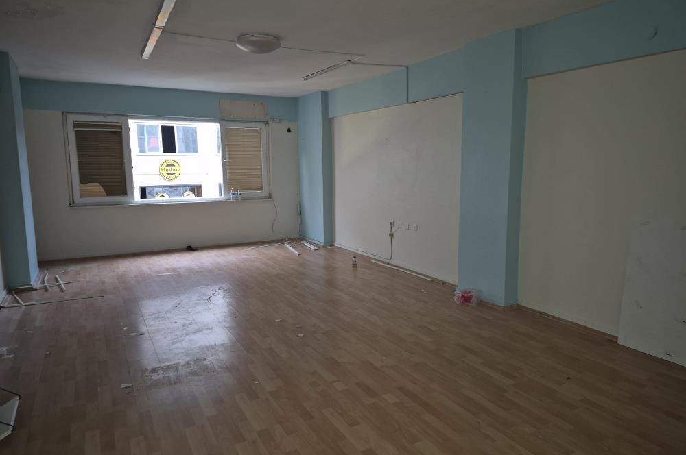 C21 Cius; Gemlik Batum İş Merkezi'nde Meydana Cepheli Kiralık Ofis