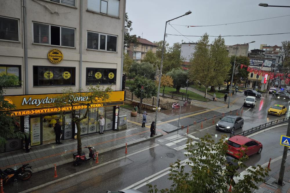 C21 Cius; Gemlik Batum İş Merkezi'nde Meydana Cepheli Kiralık Ofis