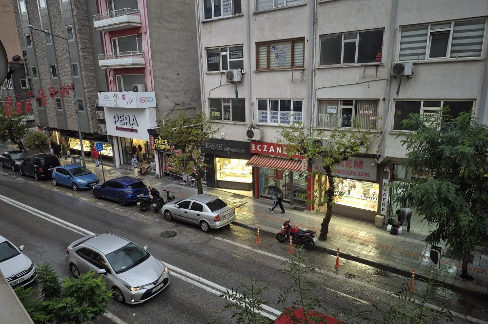 C21 Cius; Gemlik Batum İş Merkezi'nde Meydana Cepheli Kiralık Ofis