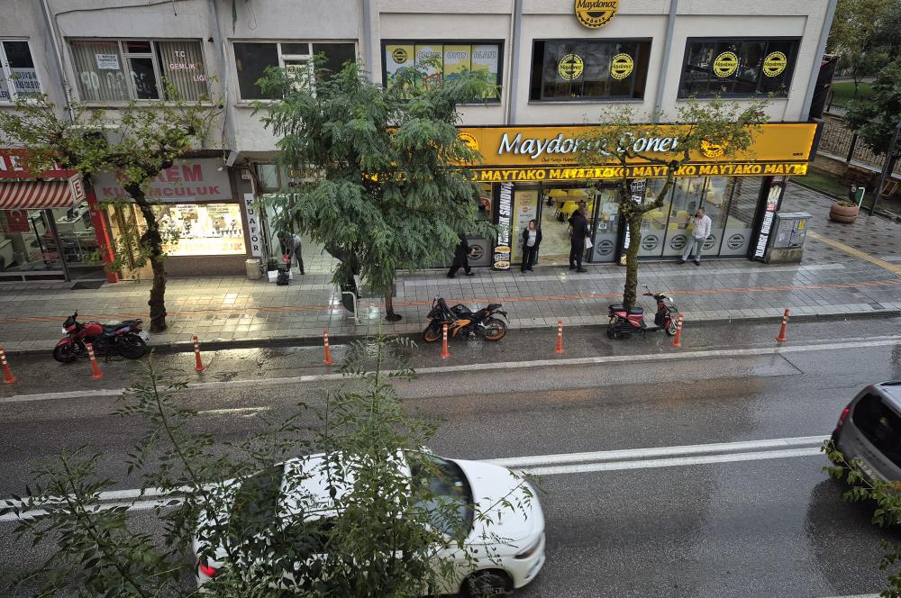 C21 Cius; Gemlik Batum İş Merkezi'nde Meydana Cepheli Kiralık Ofis