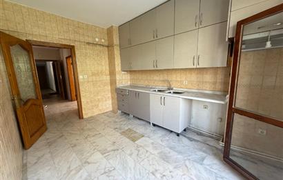 KADIKÖY-GÖZTEPE BAĞDAT CADDESİ'NE YAKIN 4+1 KİRALIK GENİŞ DAİRE