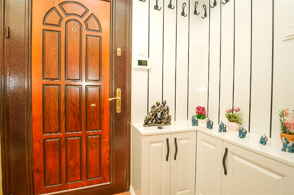 C21 Cius; Güraş 2 Sitesi'nde Deniz Manzaralı Eşyalı 3+1 Ara Kat