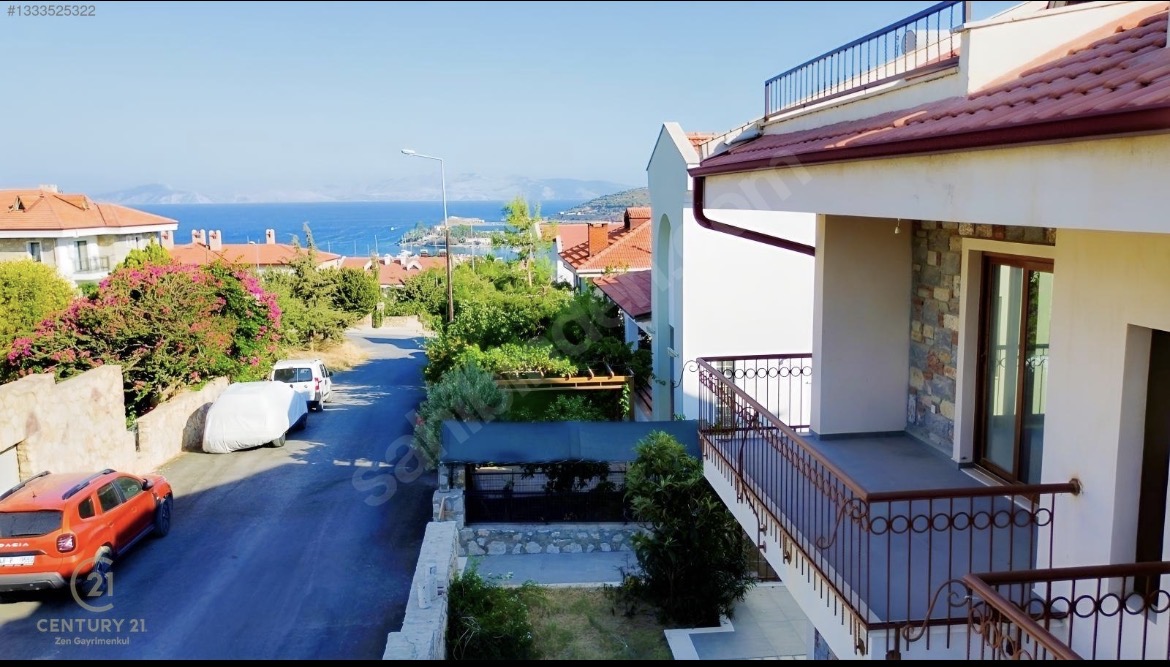 Datça Merkez'de Satılık Deniz Manzaralı Teraslı 3+1 Dubleks