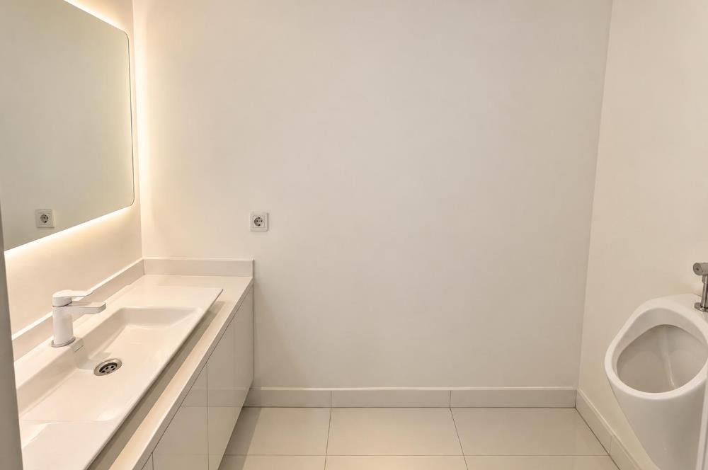Hilton Otel Çarşı İçinde Kiralık 120m² Mağaza/Ofis