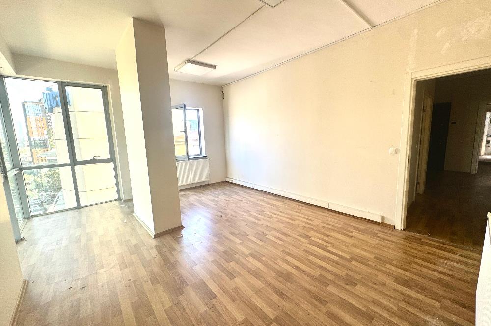 Maltepe Kiralık Ofis Katı Tabela Değeri Yüksek Metro Çıkışı
