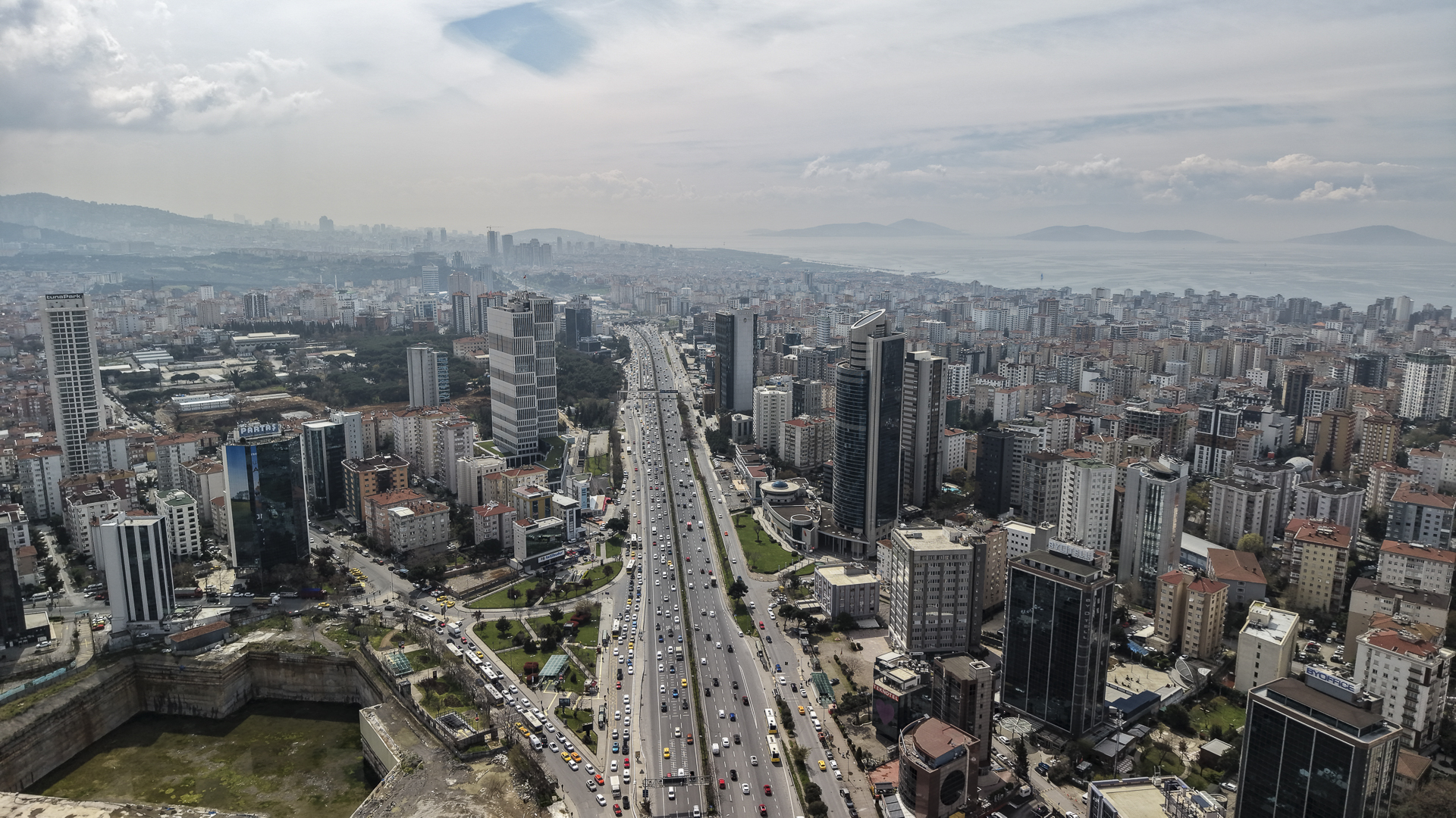 KOZYATAĞI METRONUN YANINDA E 5 CEPHELİ TAM KAT KİRALIK OFİS