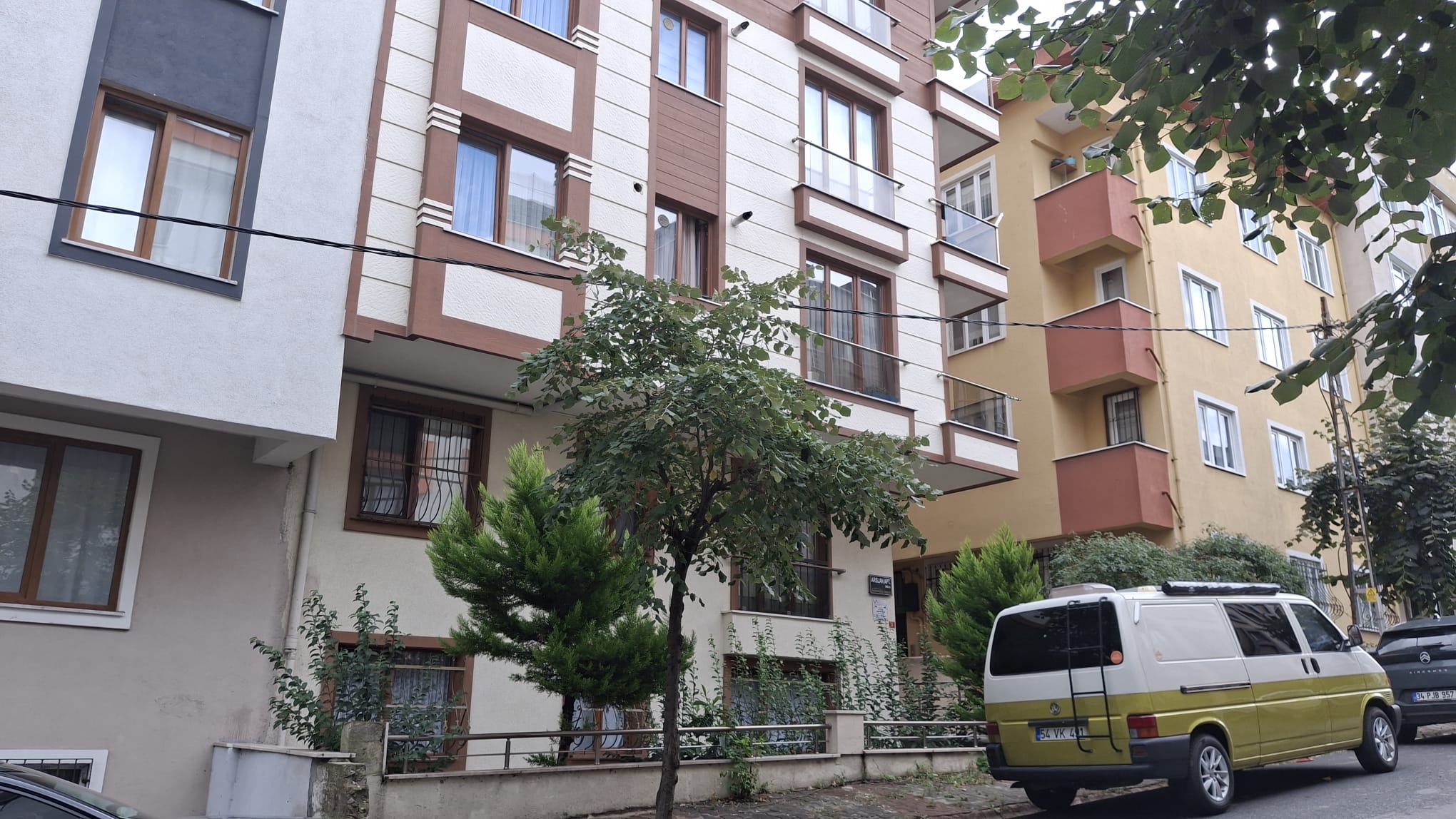 ÜMRANİYE ÇAKMAK MAHALLESİNDE METROYA YAKIN BALKONLU 2+1 DAİRE