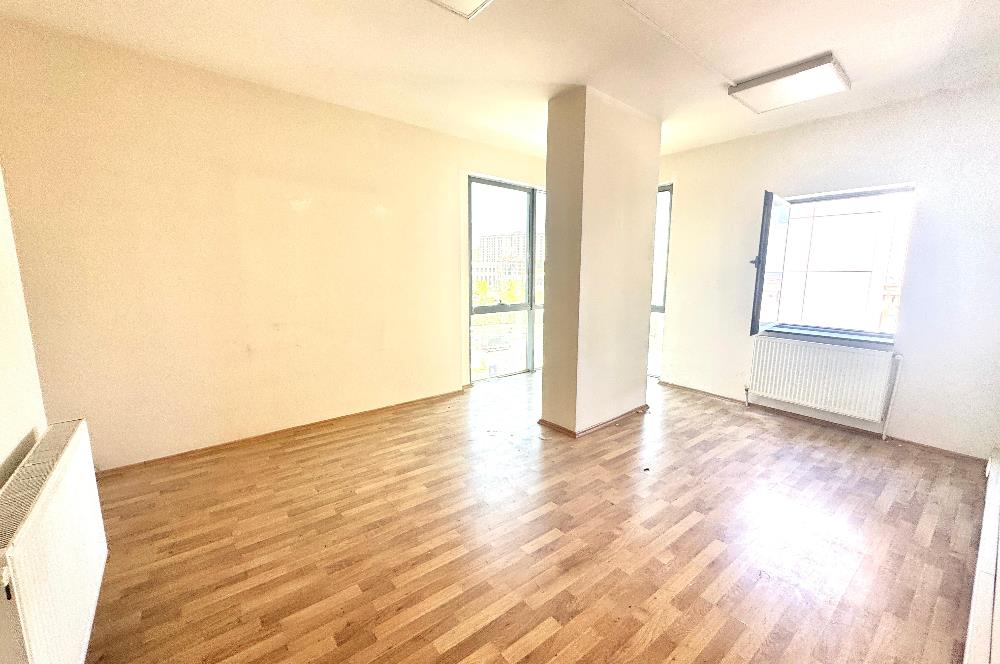 Maltepe Kiralık Ofis Katı Tabela Değeri Yüksek Metro Çıkışı