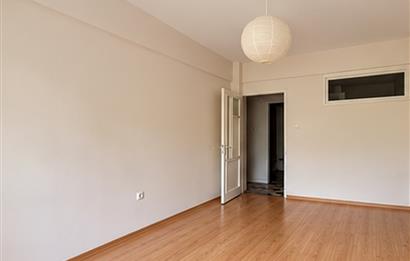 FENERYOLUN'DA MARMARAYA YAKIN 1.KAT 3+1 BALKONLU DAİRE