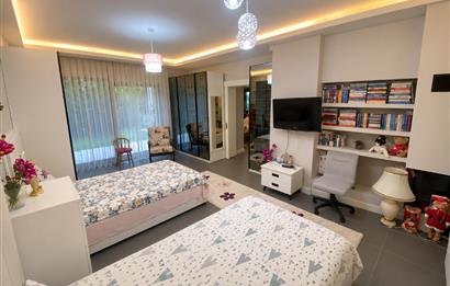 Zekeriyaköy'de Özel Otoparklı Premium 8+2 Akıllı Villa