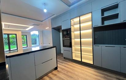 Zekeriyaköy'de 4+1 Satılık |175 M² Net | Kapalı Otoparktan Giriş