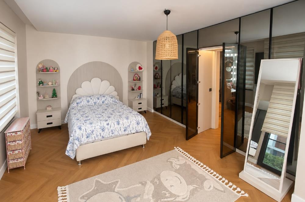 Zekeriyaköy'de Özel Otoparklı Premium 8+2 Akıllı Villa