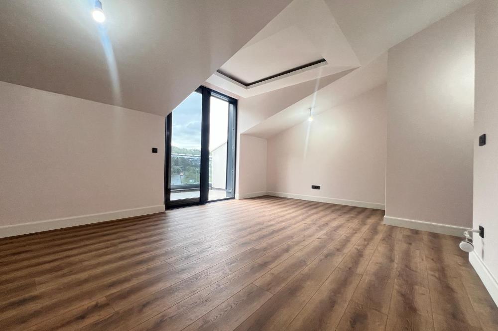 Zekeriyaköy'de 4+1 Satılık |175 M² Net | Kapalı Otoparktan Giriş