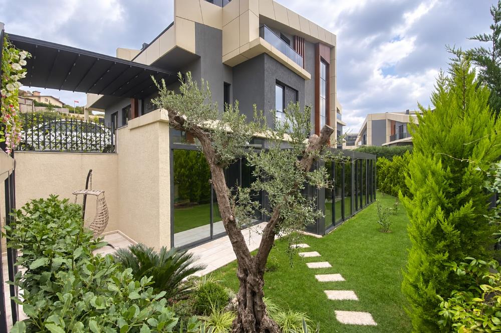 Zekeriyaköy'de Özel Otoparklı Premium 8+2 Akıllı Villa