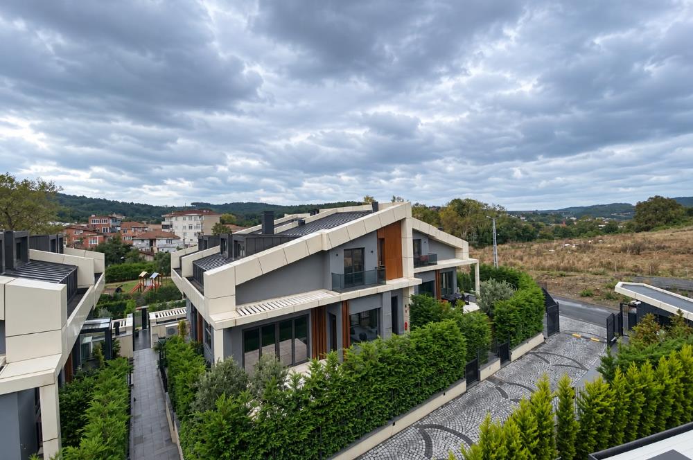 Zekeriyaköy'de Özel Otoparklı Premium 8+2 Akıllı Villa