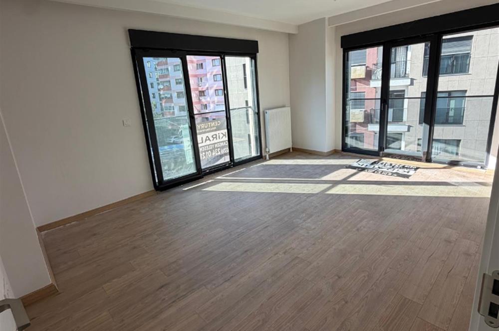 BAĞDAT CADDESİ VE METROYA YAKIN HAVUZLU SİTEDE BALKONLU KİRALIK