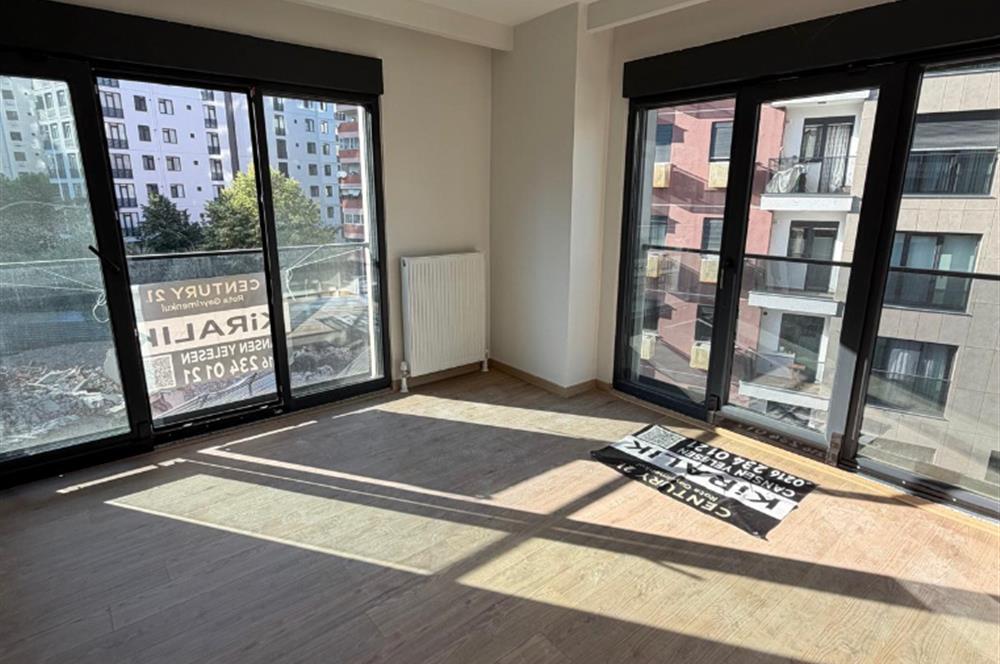 BAĞDAT CADDESİ VE METROYA YAKIN HAVUZLU SİTEDE BALKONLU KİRALIK