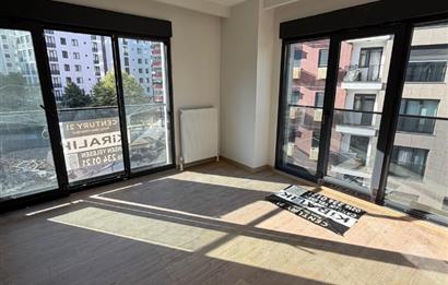 BAĞDAT CADDESİ VE METROYA YAKIN HAVUZLU SİTEDE BALKONLU KİRALIK