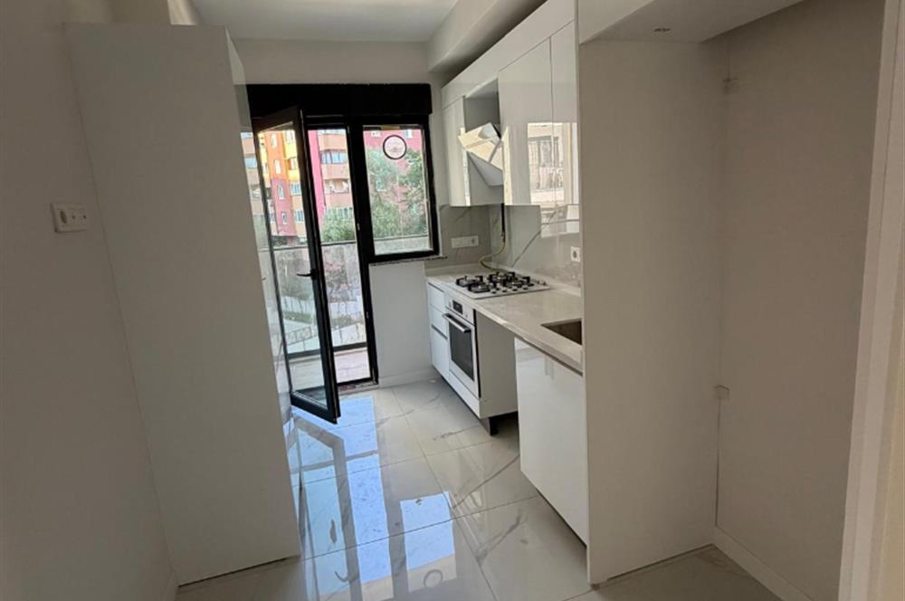 BAĞDAT CADDESİ VE METROYA YAKIN HAVUZLU SİTEDE BALKONLU KİRALIK