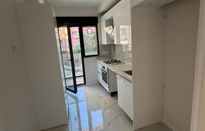 BAĞDAT CADDESİ VE METROYA YAKIN HAVUZLU SİTEDE BALKONLU KİRALIK