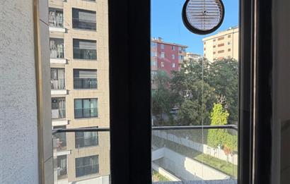 BAĞDAT CADDESİ VE METROYA YAKIN HAVUZLU SİTEDE BALKONLU KİRALIK