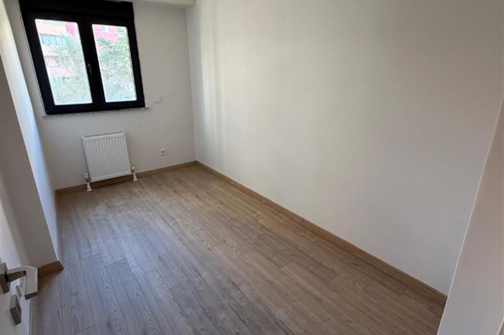 BAĞDAT CADDESİ VE METROYA YAKIN HAVUZLU SİTEDE BALKONLU KİRALIK