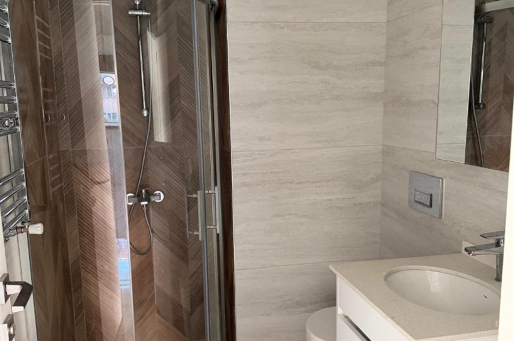 BAĞDAT CADDESİ VE METROYA YAKIN HAVUZLU SİTEDE BALKONLU KİRALIK