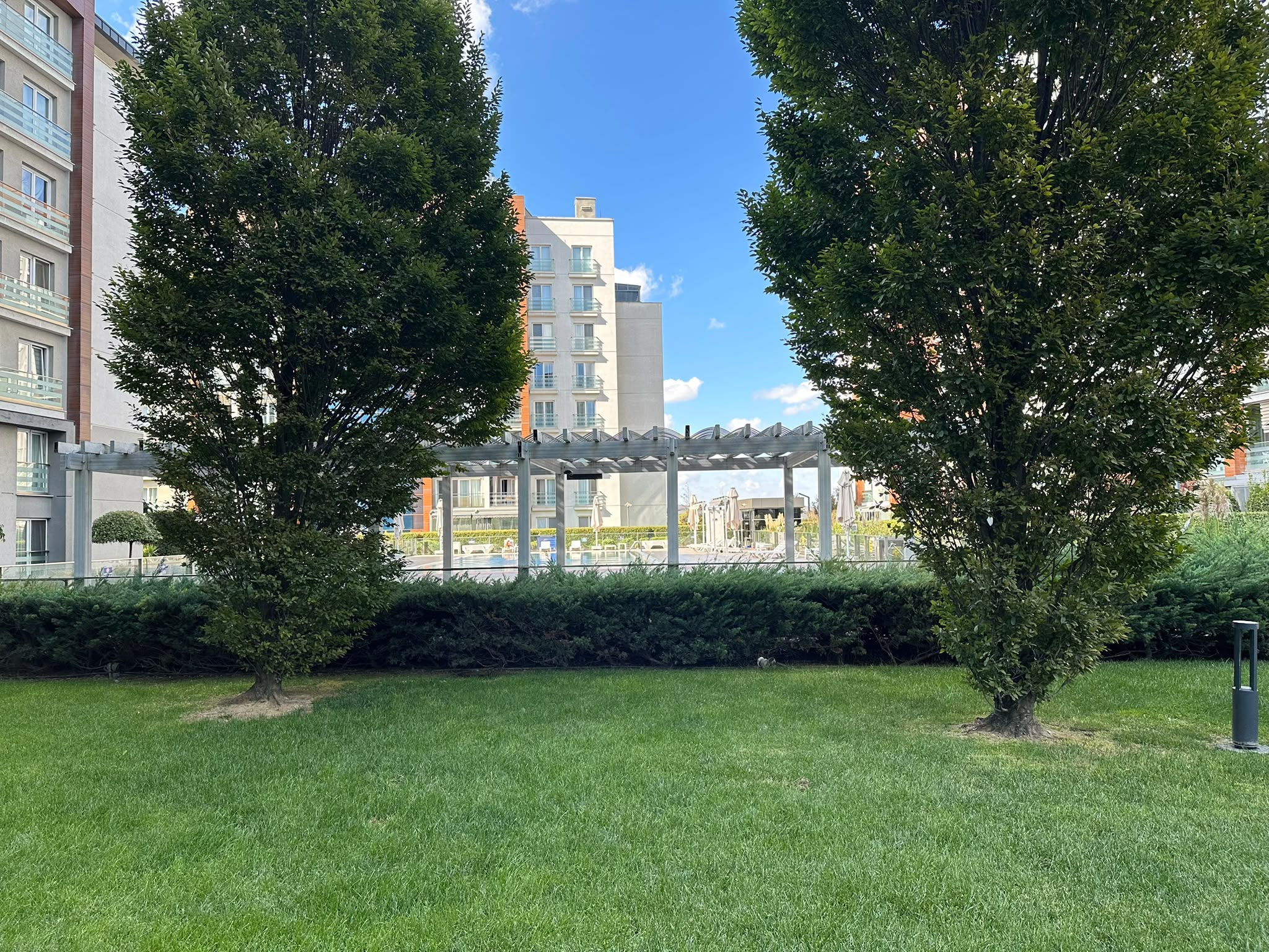 Tema İstanbul'da havuza cephe bahçe katı 4+1 kiralık daire