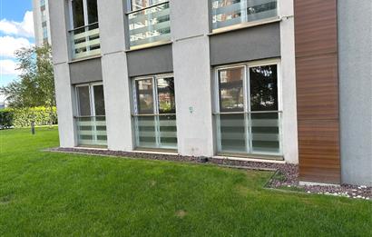 Tema İstanbul'da havuza cephe bahçe katı 4+1 kiralık daire