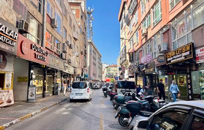 ATALAR CADDESİ ÜZERİ MERKEZİ KONUM FULL EŞYALI 3+1 SATILK DAİRE