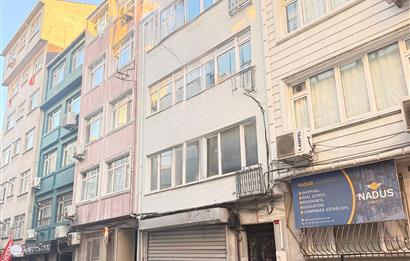 FATİH’TE MERKEZİ KONUMDA, DÜKKAN + 4 KATLI SATILIK BİNA