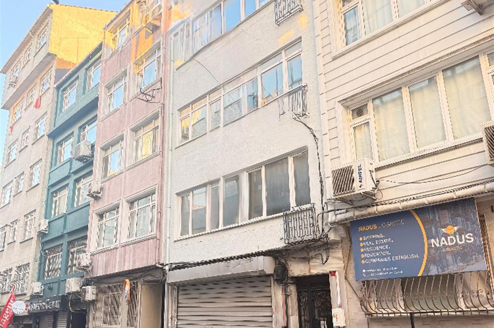 FATİH’TE MERKEZİ KONUMDA, DÜKKAN + 4 KATLI SATILIK BİNA