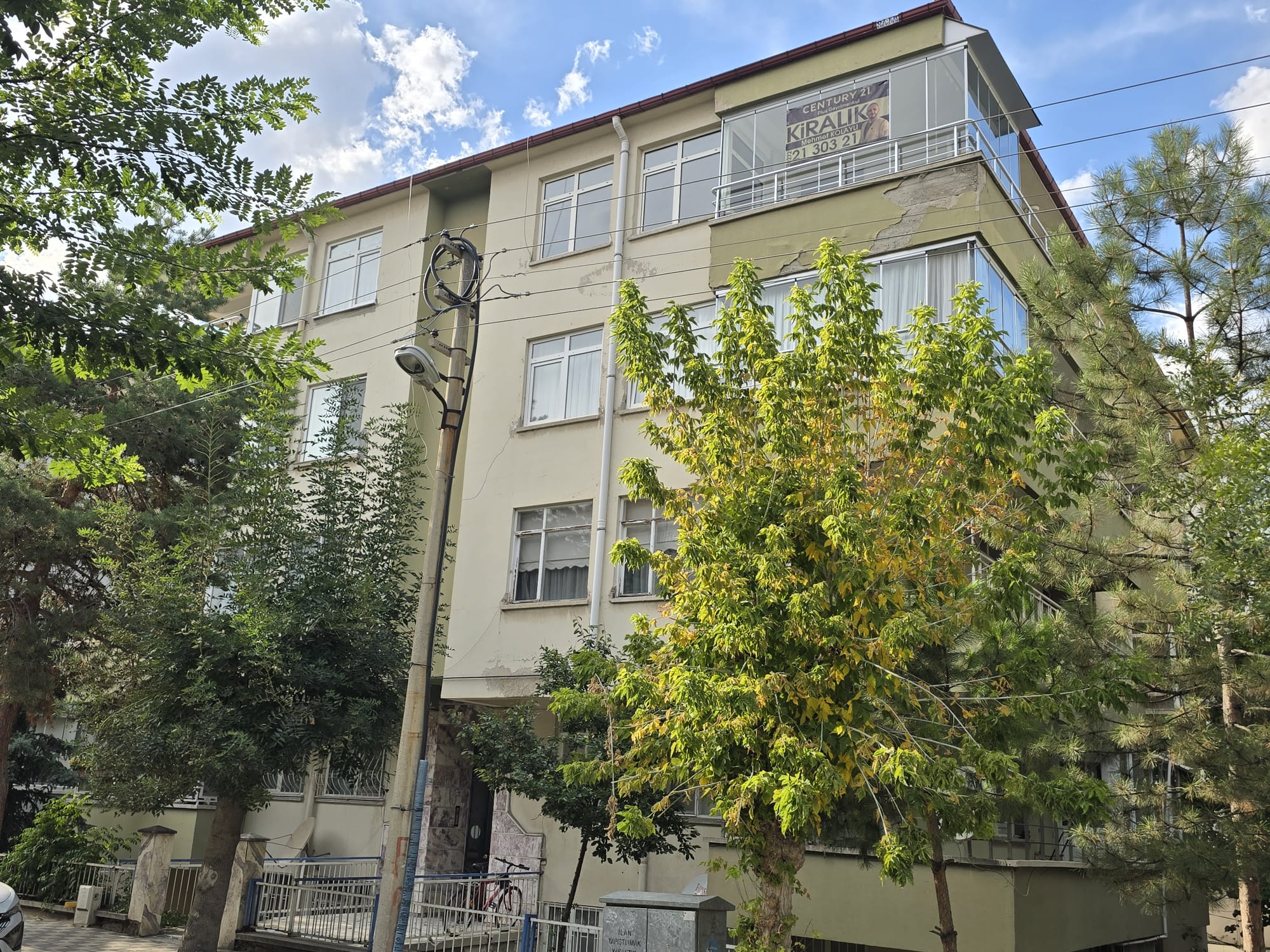 CENTURY21 PLUS'DAN DOKTORLAR SİTESİNDE KİRALIK BAKIMLI 3+1 DAİRE