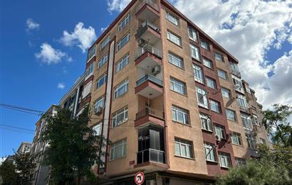 YAYLA MERKEZDE ASANSÖRLÜ, İÇİ YENİLENMİŞ KİRALIK 3+1 KÖŞE DAİRE