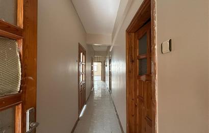 YAYLA MERKEZDE ASANSÖRLÜ, İÇİ YENİLENMİŞ KİRALIK 3+1 KÖŞE DAİRE