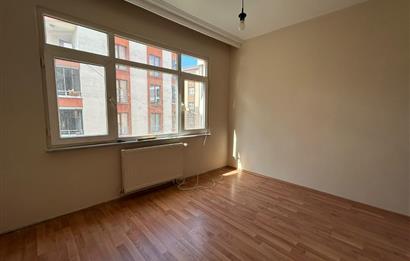 YAYLA MERKEZDE ASANSÖRLÜ, İÇİ YENİLENMİŞ KİRALIK 3+1 KÖŞE DAİRE
