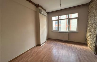 YAYLA MERKEZDE ASANSÖRLÜ, İÇİ YENİLENMİŞ KİRALIK 3+1 KÖŞE DAİRE