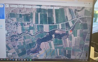 GEYVE BAYAT KÖYÜ (MAH.) DE 3985 m2 SATILIK TARLA 5O AD.CEVİZ VAR